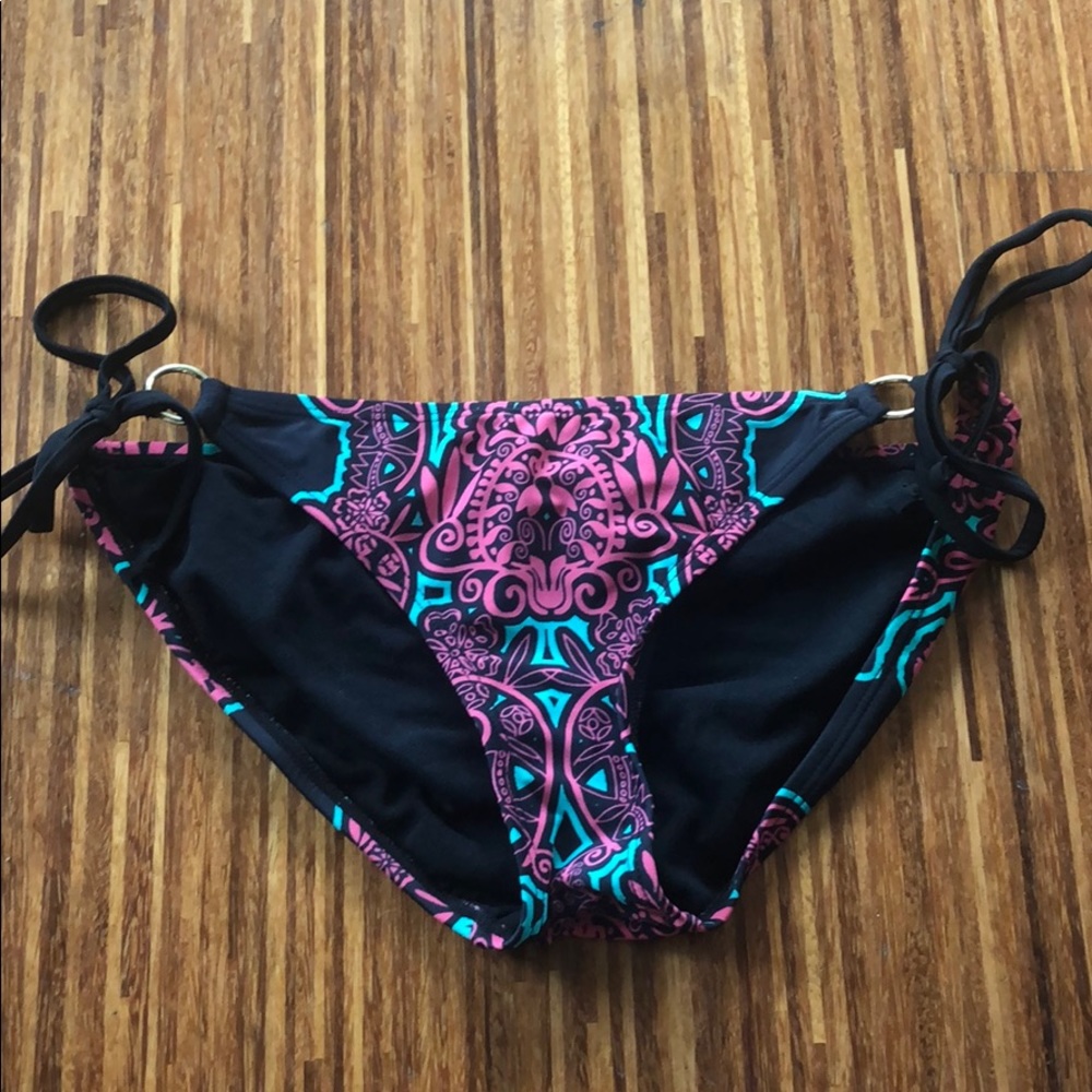 Side tie bikini bottoms